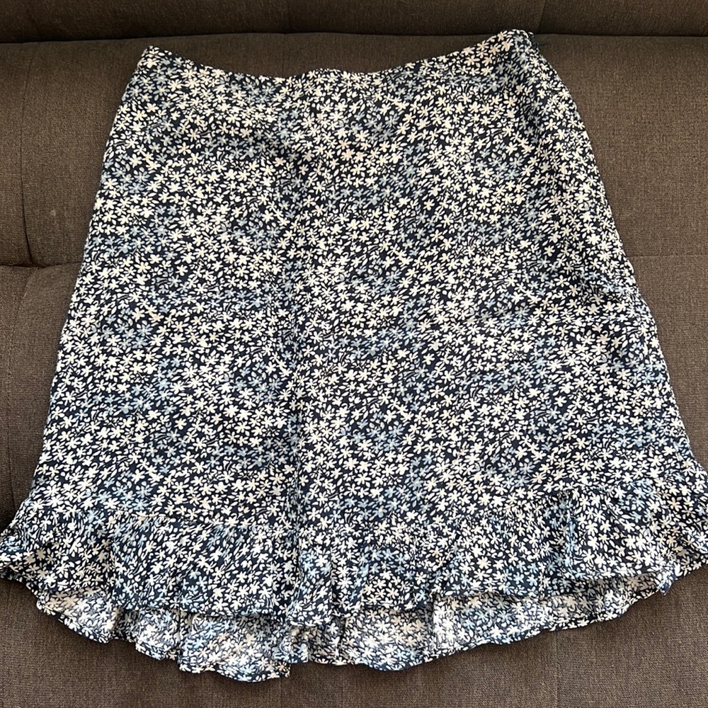 Abercrombie & Fitch Floral Pattered Skirt with small ruffle at tue bottom.